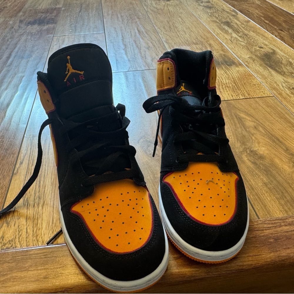 Nike Air Jordan1 Mid SE VividOrange Black FJ4924-008 BIG Kids Sz7-no box
Worn 1x
